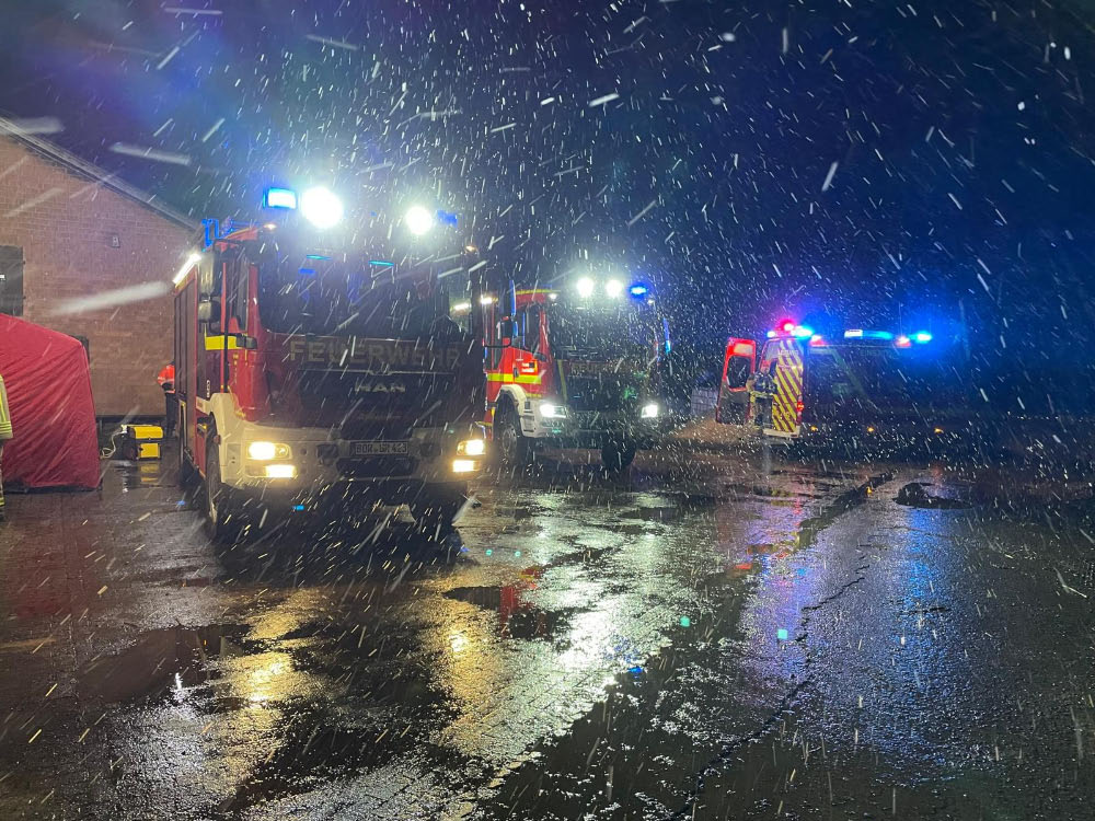 Stallbrand an der Torfwiese in Raesfeld-Homer, Feuerwehr im nächtlichen Einsatz