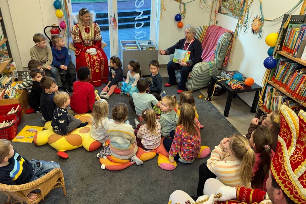 Prinzenpaar bringt Karnevalsstimmung in die Kinderbücherei Raesfeld-Erle