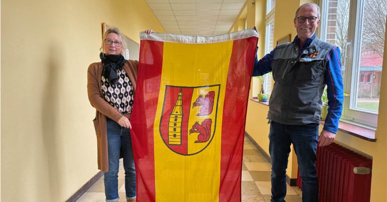 Zurückgegebene Fahne mit zwei Eichhörnchen an der Silvesterschule Erle