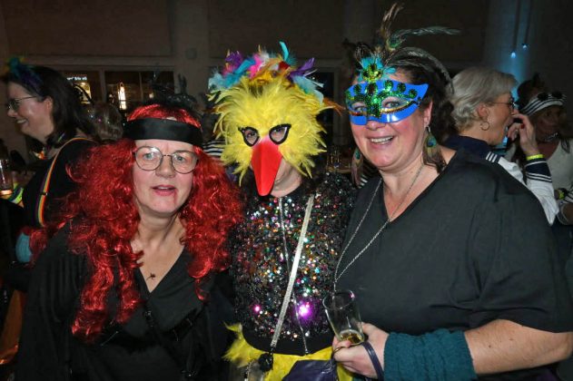 Partystimmung beim Altweiber im HUB Erle 2026