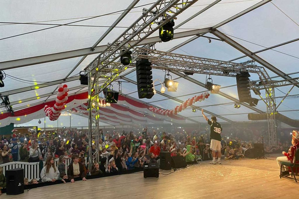 Klein Fans sind begeistert vom Kindersänger Nilsen in Raesfeld beim Karneval 2026