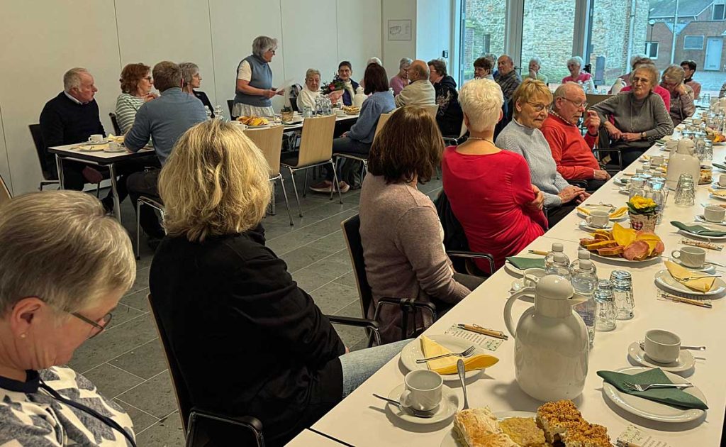 Monika Strothmann und das Team von Herzblut Raesfeld übergeben beim Dankeschön-Nachmittag im Martinus Haus Spendenschecks aus dem Adventsbasar 2025 an die Hospizvereine.