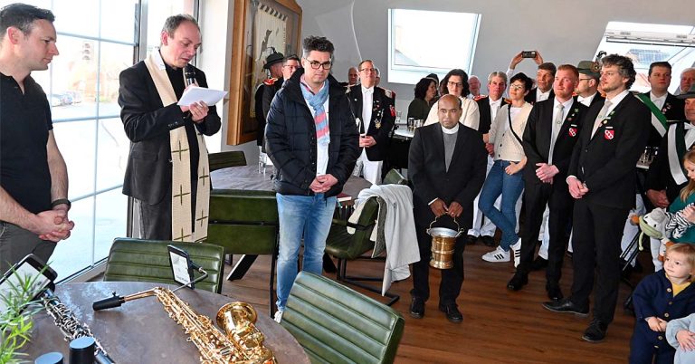 Einweihung des HUB Erle mit Pastor Fabian Tilling, Bürgermeister Dirk Kuhmann und Betreiber Christian Lipfert