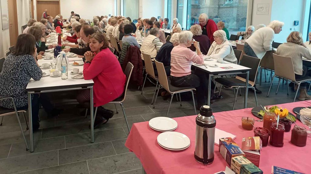 Die kfd Raesfeld hatte  zu einem gemeinsamen Frühstück mit Vortrag ins Gemeinschaftshaus Martinus eingeladen.