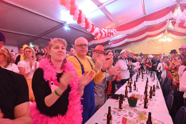 Galasitzung der Raesfelder Karnevalisten im voll besetzten Festzelt in Raesfeld