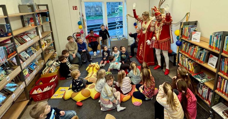 Prinzenpaar bringt Karnevalsstimmung in die Kinderbücherei Erle
