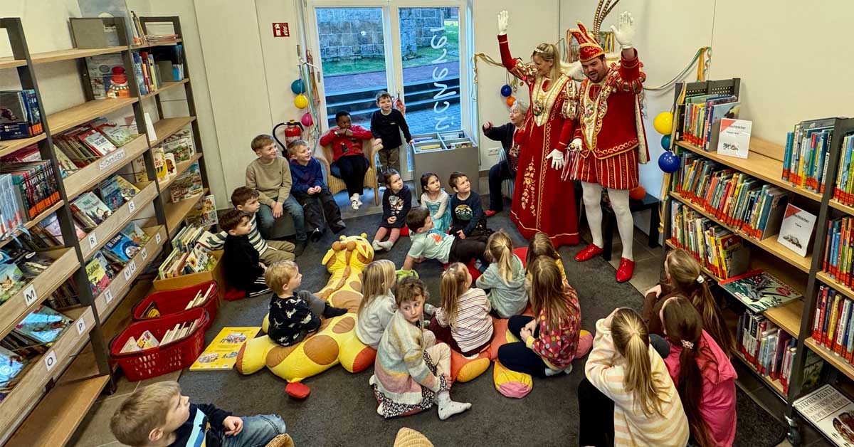 Prinzenpaar bringt Karnevalsstimmung in die Kinderbücherei Erle