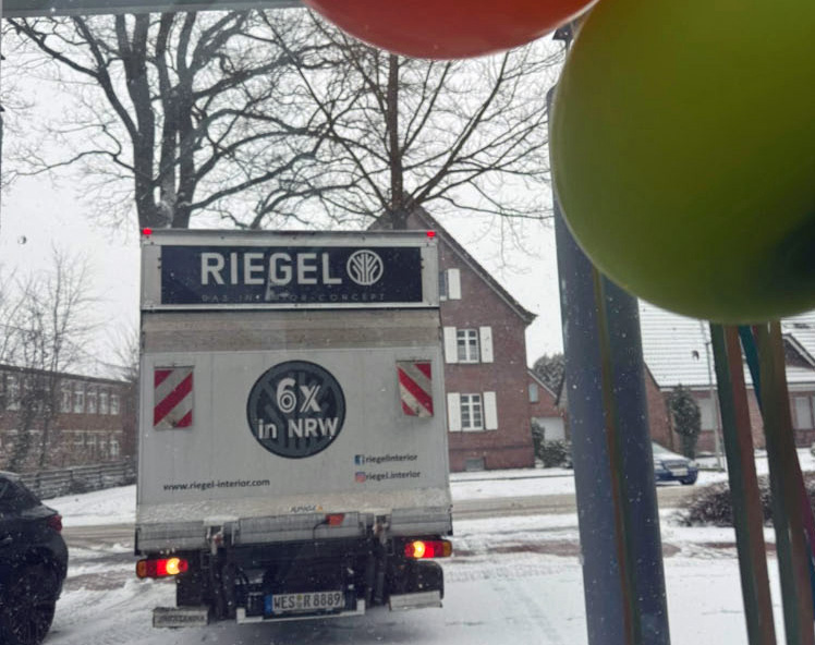 Ein Lastwagen voller Möbel rollte am Donnerstagvormittag vor das Jugendhaus in Erle.