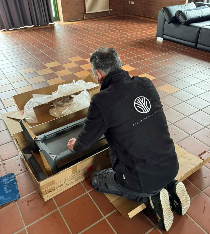Ein Lastwagen voller Möbel rollte am Donnerstagvormittag vor das Jugendhaus in Erle.