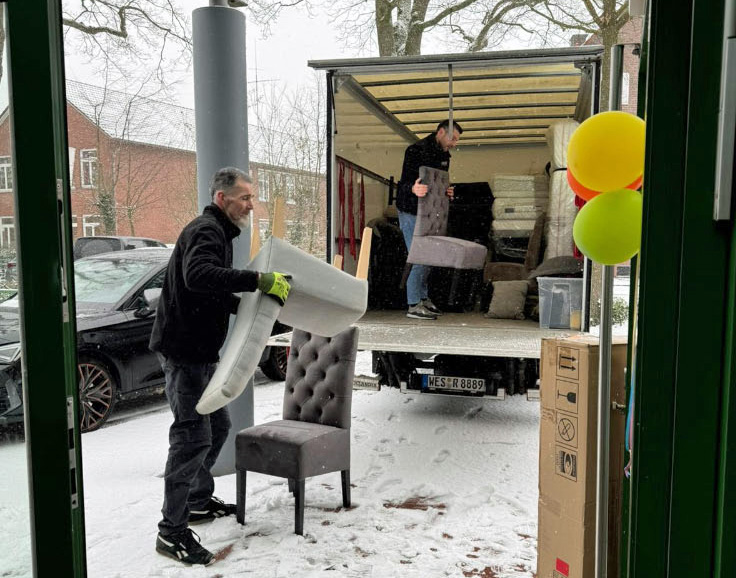 Ein Lastwagen voller Möbel rollte am Donnerstagvormittag vor das Jugendhaus in Erle.