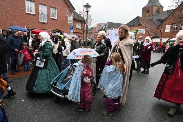 Beste Stimmung beim RRZ Rosenmontagszug 2026 in Raesfeld. &Uuml;ber 30 Wagen und Fu&szlig;gruppen