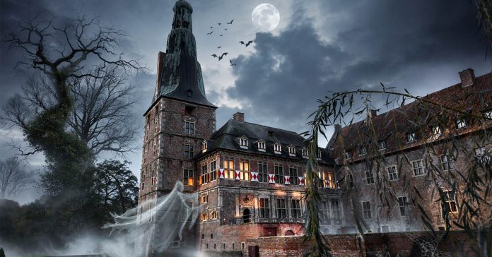Schloss Raesfeld im Münsterland bei Nacht mit Nebel,