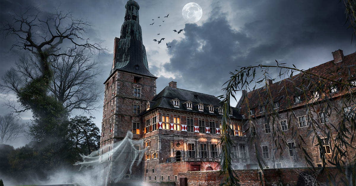 Schloss Raesfeld im Münsterland bei Nacht mit Nebel,