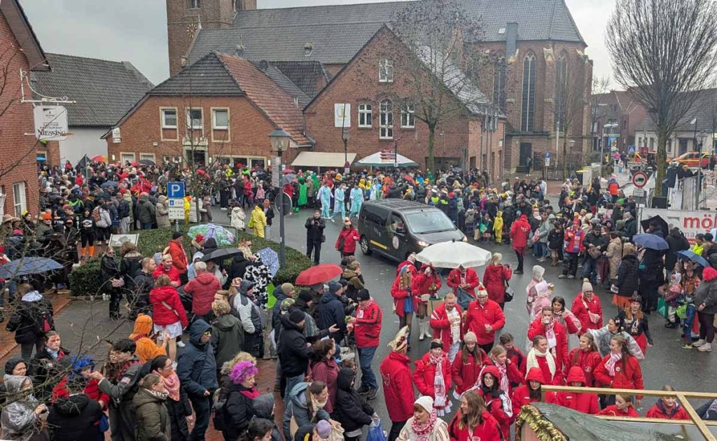 Viele Besucher und Jecken kamen nach Raesfeld zum Rosenmontagszug 2026
