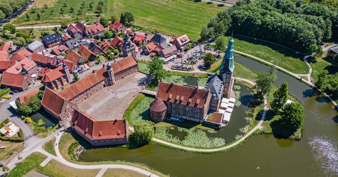 Luftaufnahme von Schloss Raesfeld mit Tiergarten und Schlossgräfte