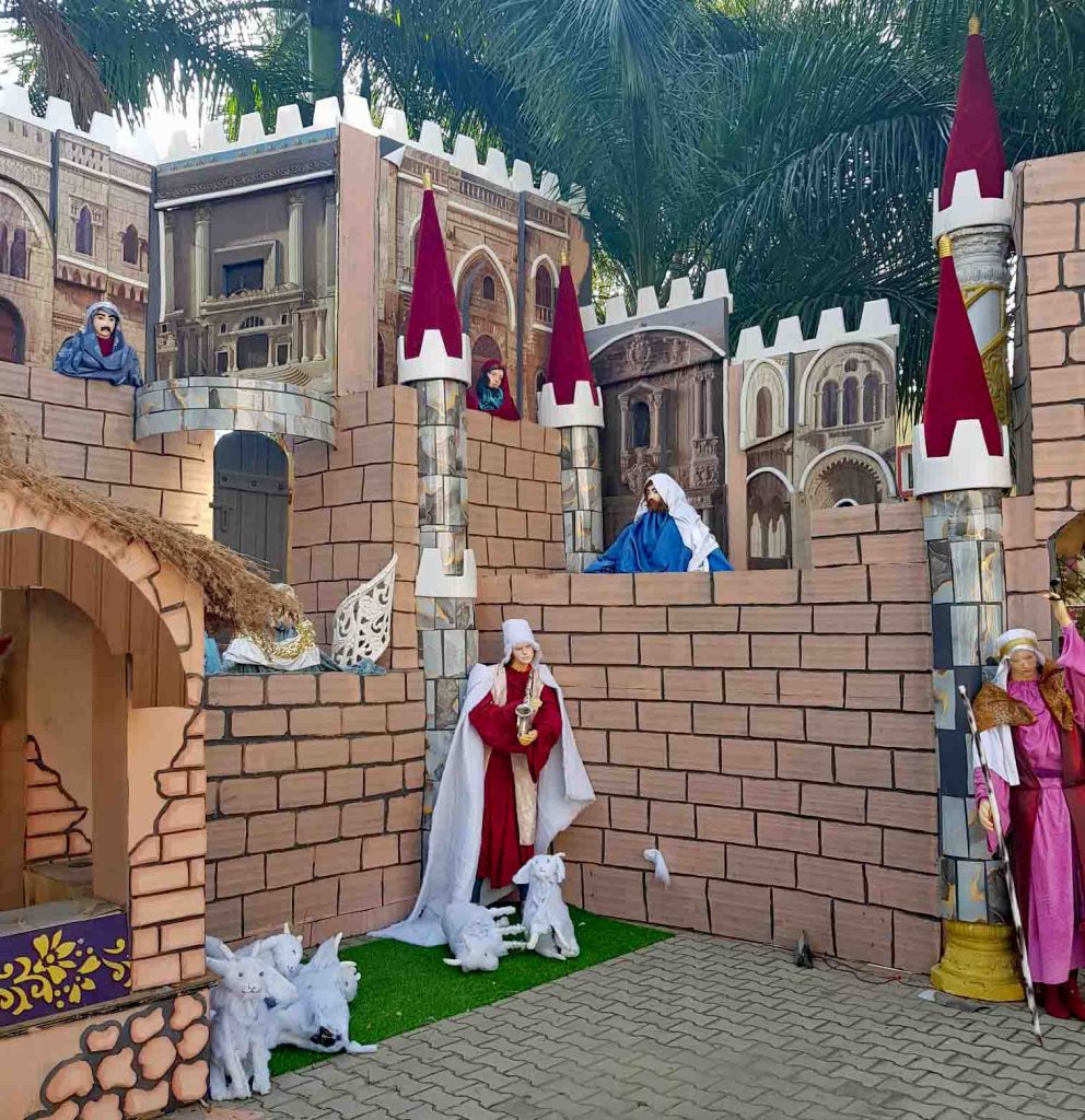 Weihnachtskrippe in einer katholischen Kirche in Indien-Kerala