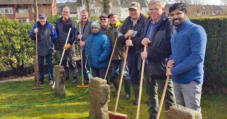 Arbeitseinsatz Friedhof Erle: Ehrenamtliche reinigen gemeinsam die Kriegsgräber auf dem Friedhof in Erle.