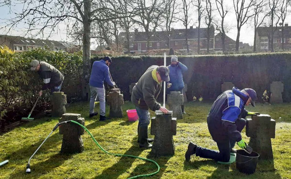 Ehrenamtlicher Reinigungsreinsatz der Kriegsgräber auf dem Erler Friedhof