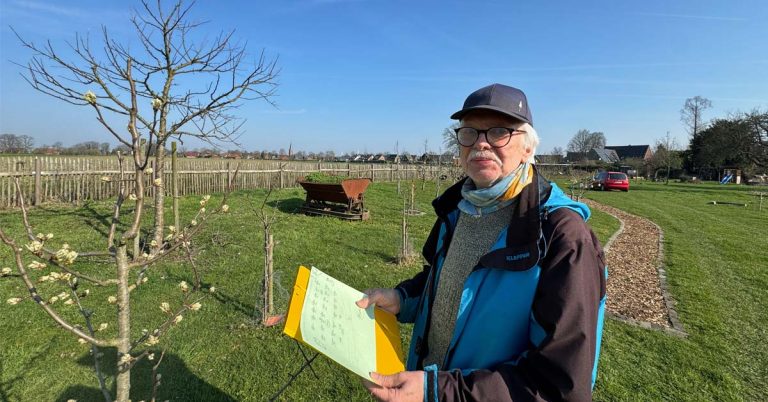 Norbert Sabellek vom Heimatverein Erle nummeriert Bäume auf der Babywiese an der Mühle
