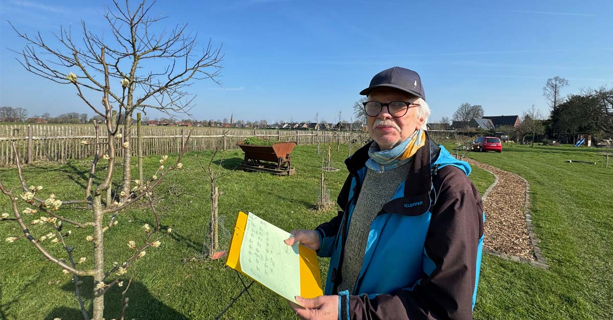 Norbert Sabellek vom Heimatverein Erle nummeriert Bäume auf der Babywiese an der Mühle