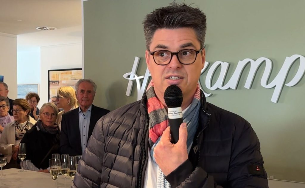 Bürgermeister Dirk Kuhmann bei seiner Begrüßungsrede zur Kunstausstellung in Raesfeld