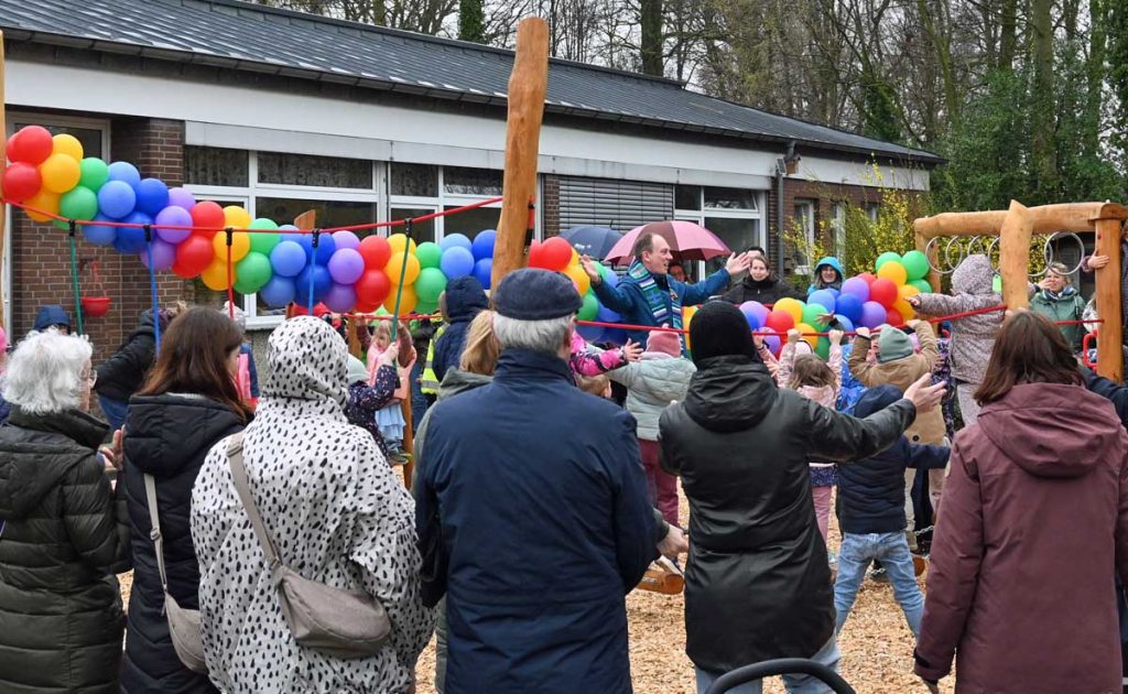 Traditionelle Einweihung durch Pastor Tilling-neues Klettergerüst