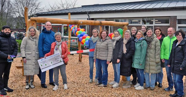 Förderverein und Beteiligte bei der Einweihung des neuen Klettergerüsts der Kita St. Michael in Raesfeld