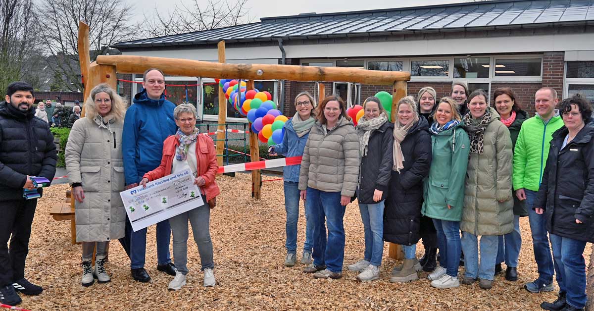 Förderverein und Beteiligte bei der Einweihung des neuen Klettergerüsts der Kita St. Michael in Raesfeld