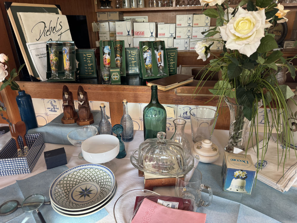 Dorfkneipe damals-alles muss rauß in Erle-Flohmarkt