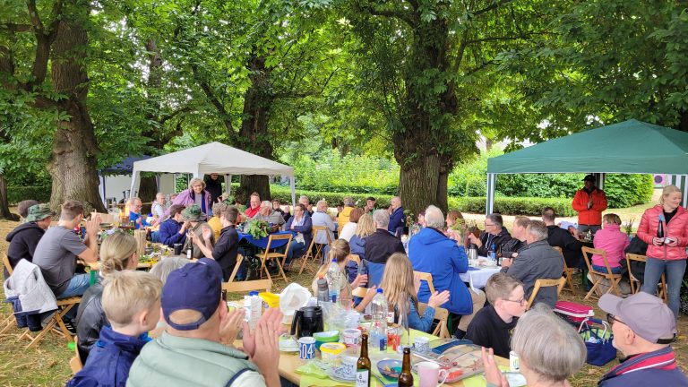 Gemeinsames Frühstücken unter den Kastanien in Erle
