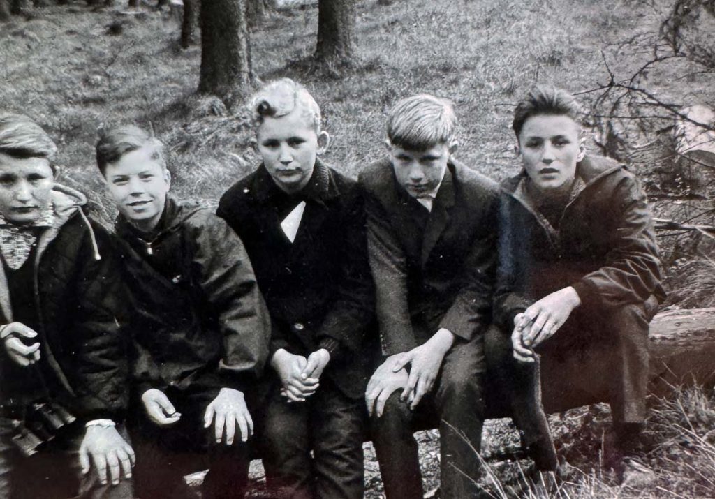 Fünf Jungen aus der Grundschule Erle in den 1960er Jahren beim Klassenfoto