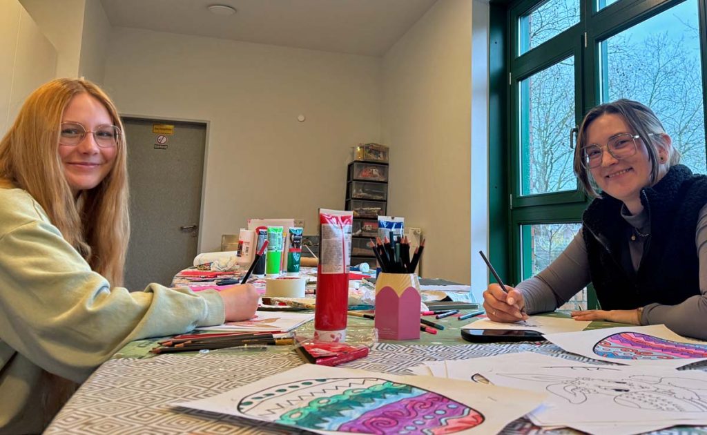 Die Jugendarbeit im Jugendhaus Erle geht weiter. Beim österlichen Malen am Mittwoch gestalteten Kinder und Jugendliche gemeinsam mit Janina Schuchardt kreative Bilder.
