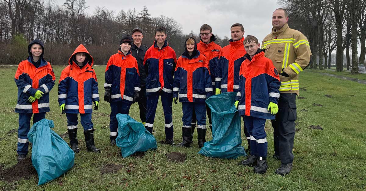 Jugendfeuerwehr Raesfeld bei: Aktion saubere Landschaft.
