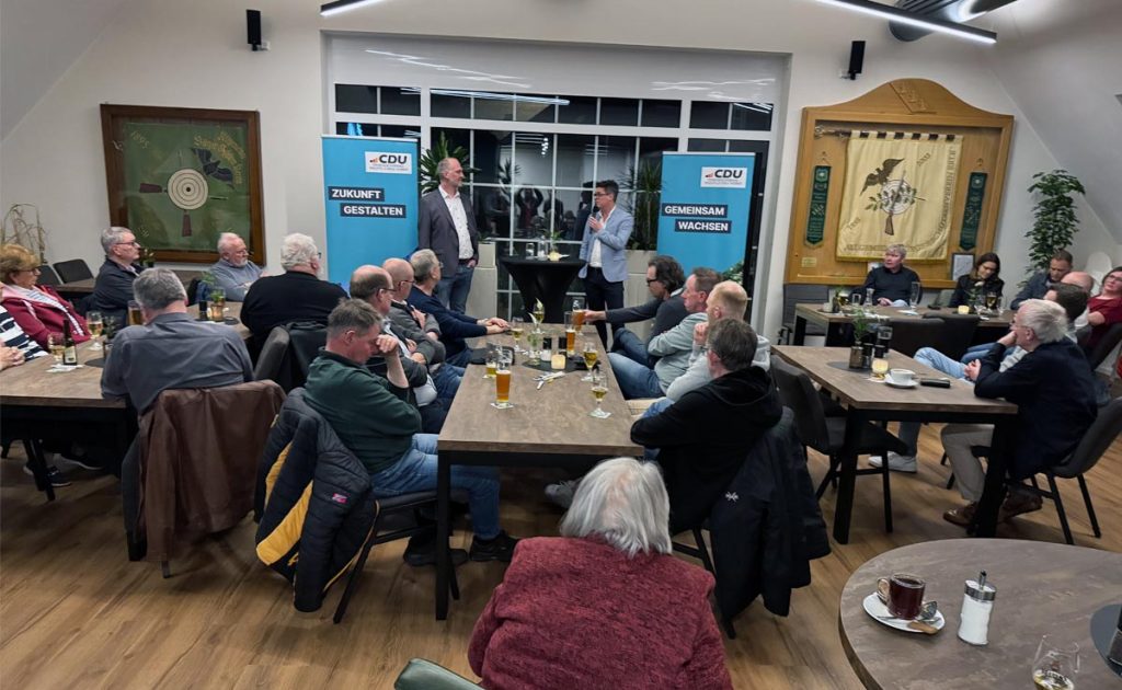 Besucher verfolgen den Klartext-Abend der CDU Raesfeld im HUB Erle