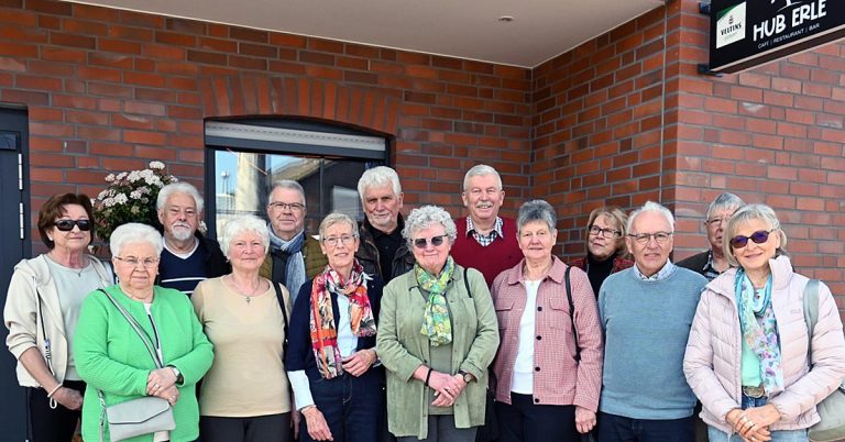 Ehemalige Schüler der Grundschule Erle Jahrgang 1966 beim Klassentreffen im HUB Erle