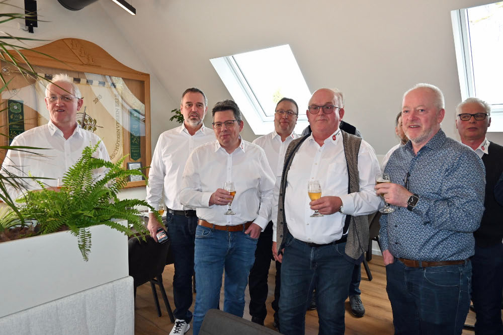 Beim Königstreffen im HUB Erle kamen zahlreiche ehemalige Schützenkönige des Allgemeinen Bürgerschützenvereins Erle zusammen.