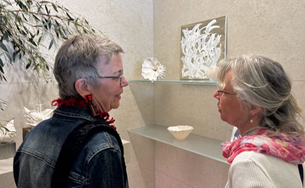 Interessierte Besucher bei der Ausstellung Hetkamp im Dialog über Kunst
