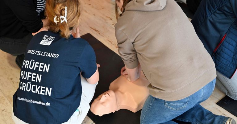 Lehrkräfte trainierten bei der Fortbildung die Herzdruckmassage an Reanimationspuppen.