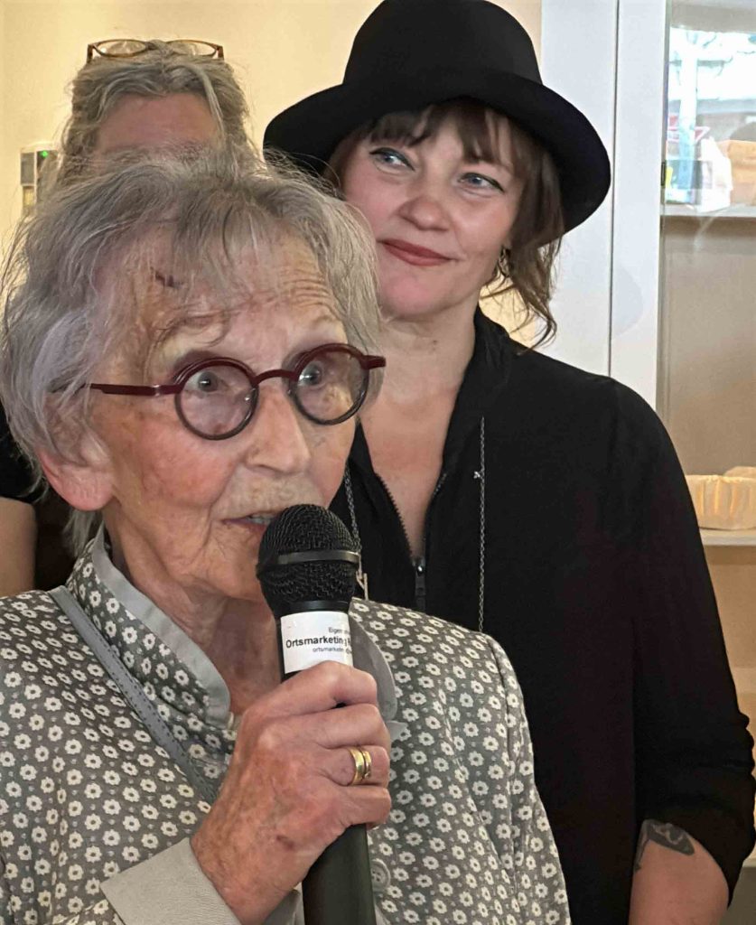 Luzie Hetkamp freut sich über die 2. Kunstausstellung in ihrem Haus