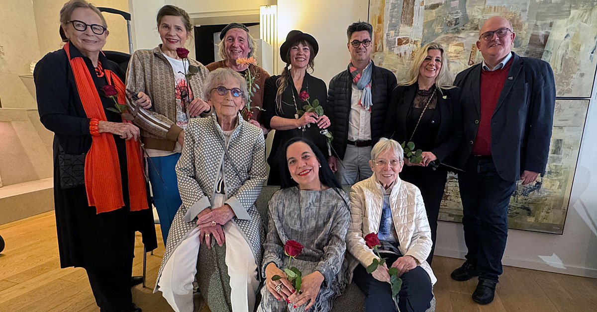 Luzie Hetkamp als Organisatorin mit Bürgermeister und Künstlern bei der Ausstellungseröffnung in Raesfeld