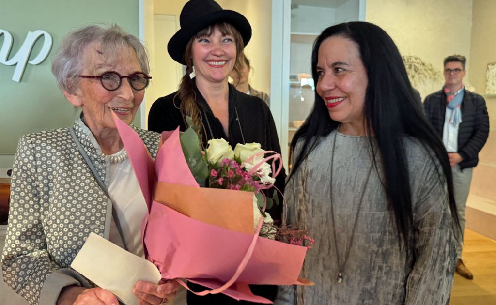 Luzie Hetkamp, Kriste Tillmann und Isel Luebke Rivera bei einer Kunstausstellung im Gespräch