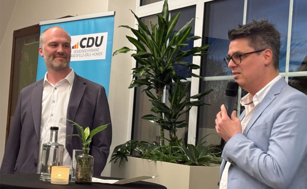 Bürgermeister Dirk Kuhmann spricht beim Klartext-Abend im HUB Erle in Raesfeld
