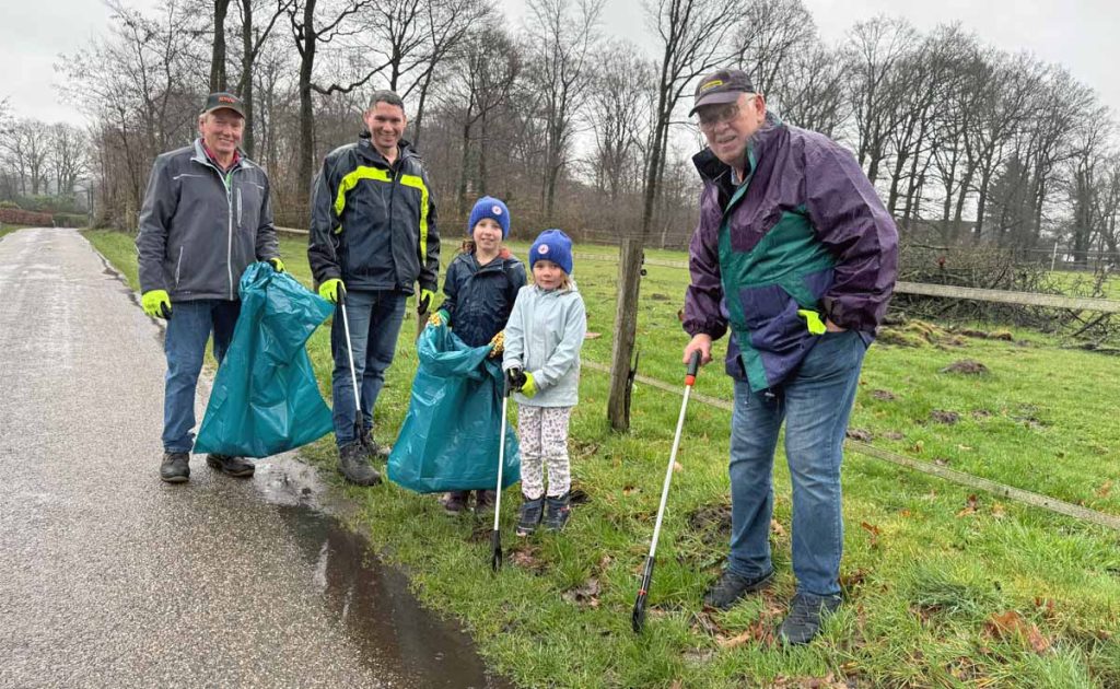 Freiwillige Helfer bei Aktion saubere Landschaft Raesfeld in Erle unterwegs. 