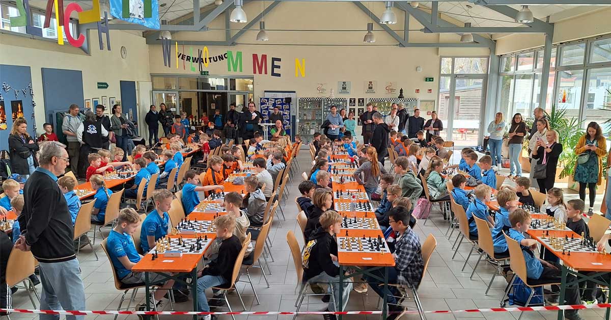Grundschüler beim Schachturnier im Forum der Sebastianschule in Raesfeld