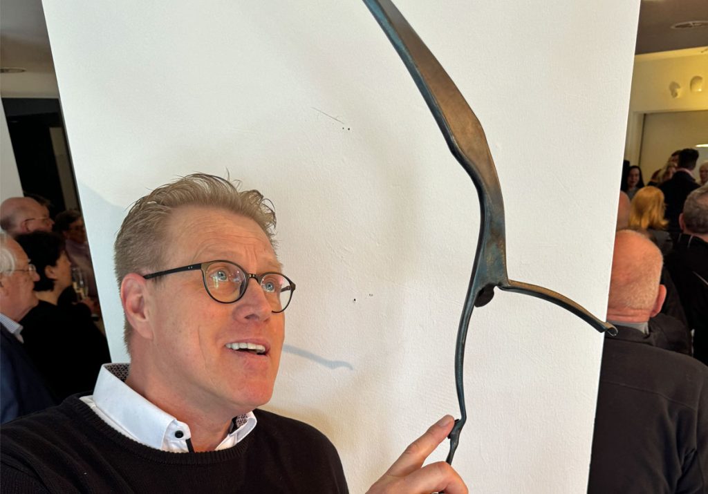 Norbert Heisterkamp vor der bekannten Stahlfigur von Norbert Then