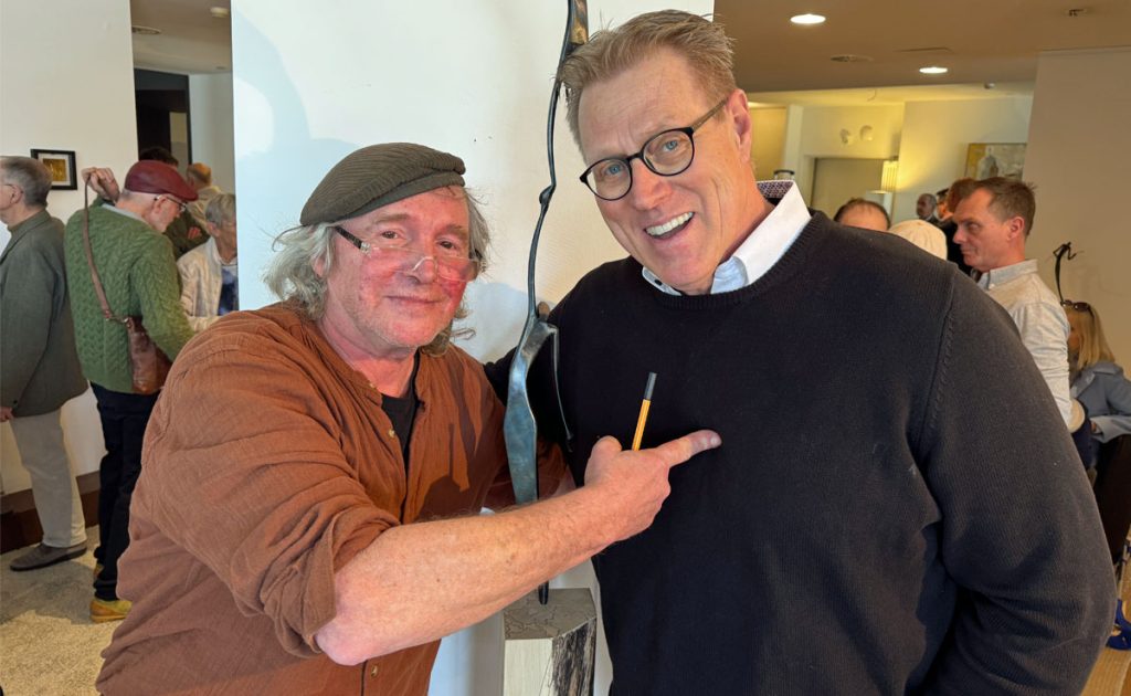 Norbert Then und Norbert Heisterkamp bei einer Kunstausstellung in Erle im Gespräch über Metallskulpturen