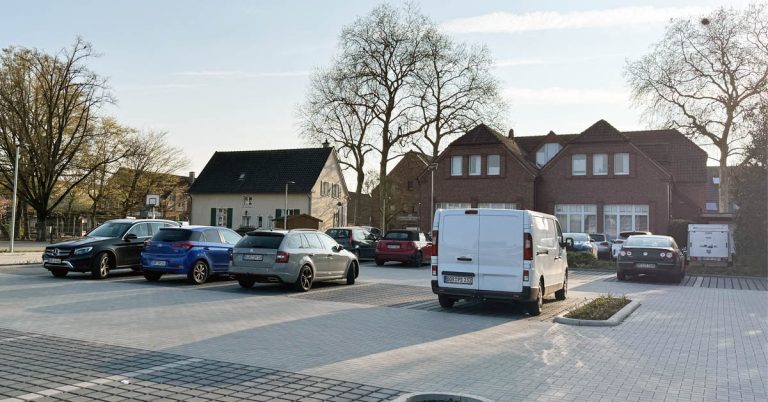 Öffentlicher Parkplatz in Erle an der Volksbank