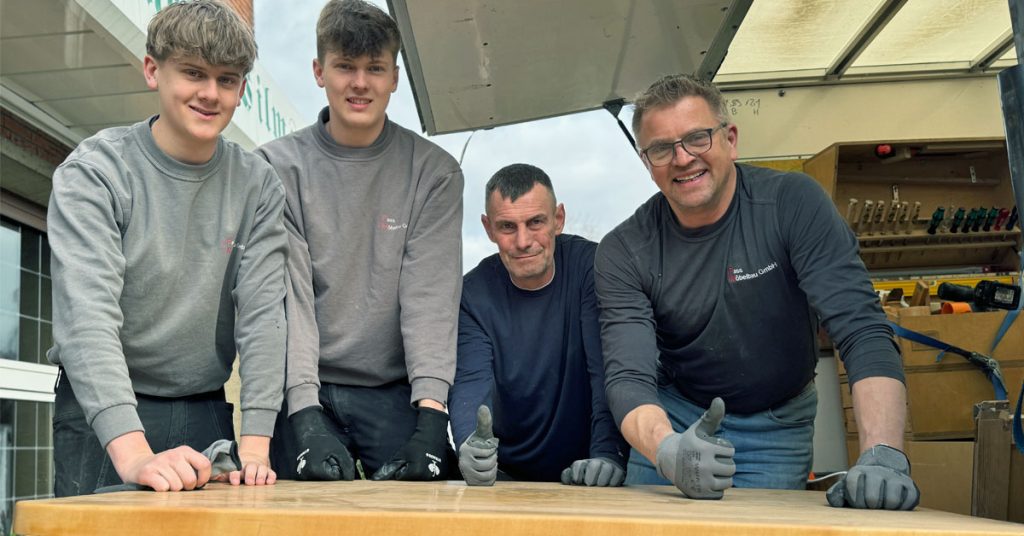 Andreas Pass und Team baut ehemalige gemütliche Kneipenecke von Brömmel-Wilms in Erle ab. 