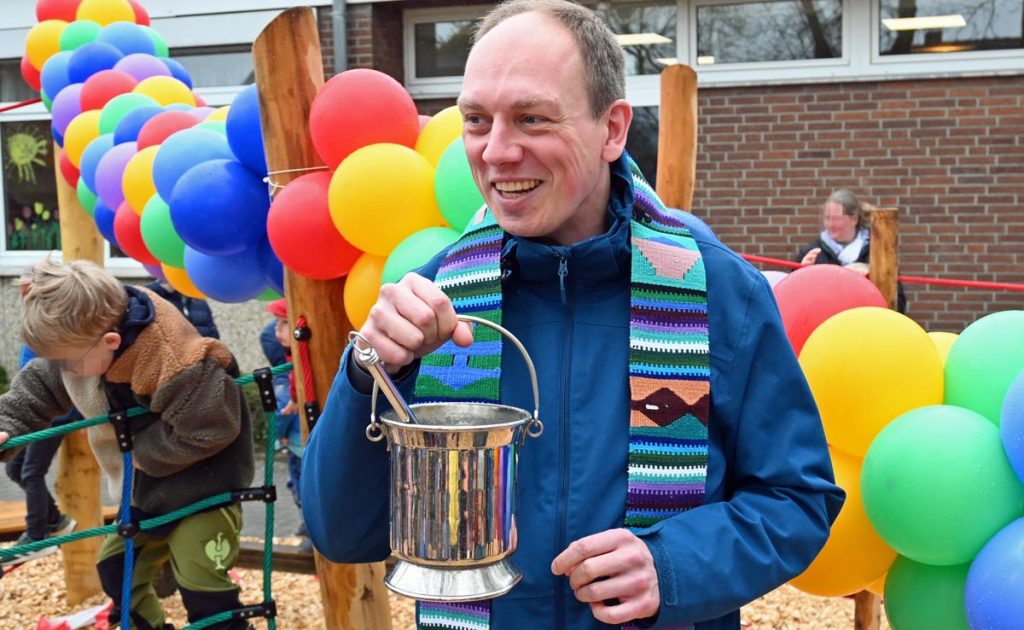 Pastor Fabian Tilling weihte das neue Klettergerüst ein