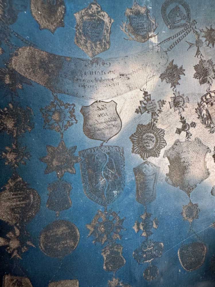 Auch alte Foto-Druckplatten gehörten zu den Überraschungen, die Arno im Keller gefunden hat. ©Petra Bosse 
